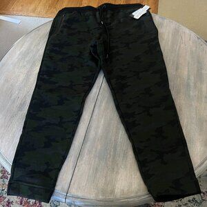 RBX Men's XL Tapered Fit Camouflage Training Jogger Pants, Green and Black